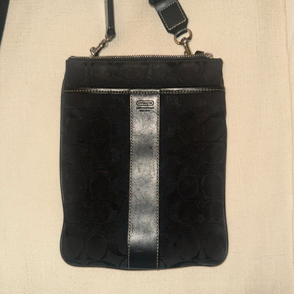 Coach canvas logo cross body 8.5 x 6.5 black
Adjustable Strap approx 50”